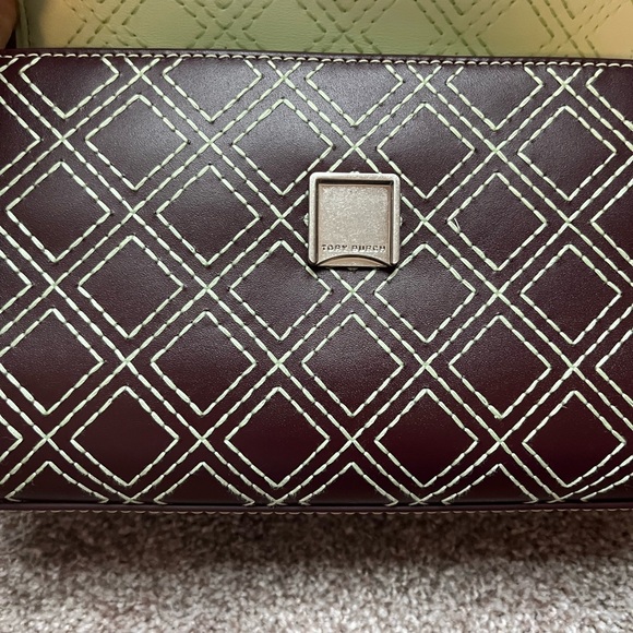 Like new Tory Burch Beetle Berry shoulder bag - Picture 4 of 8